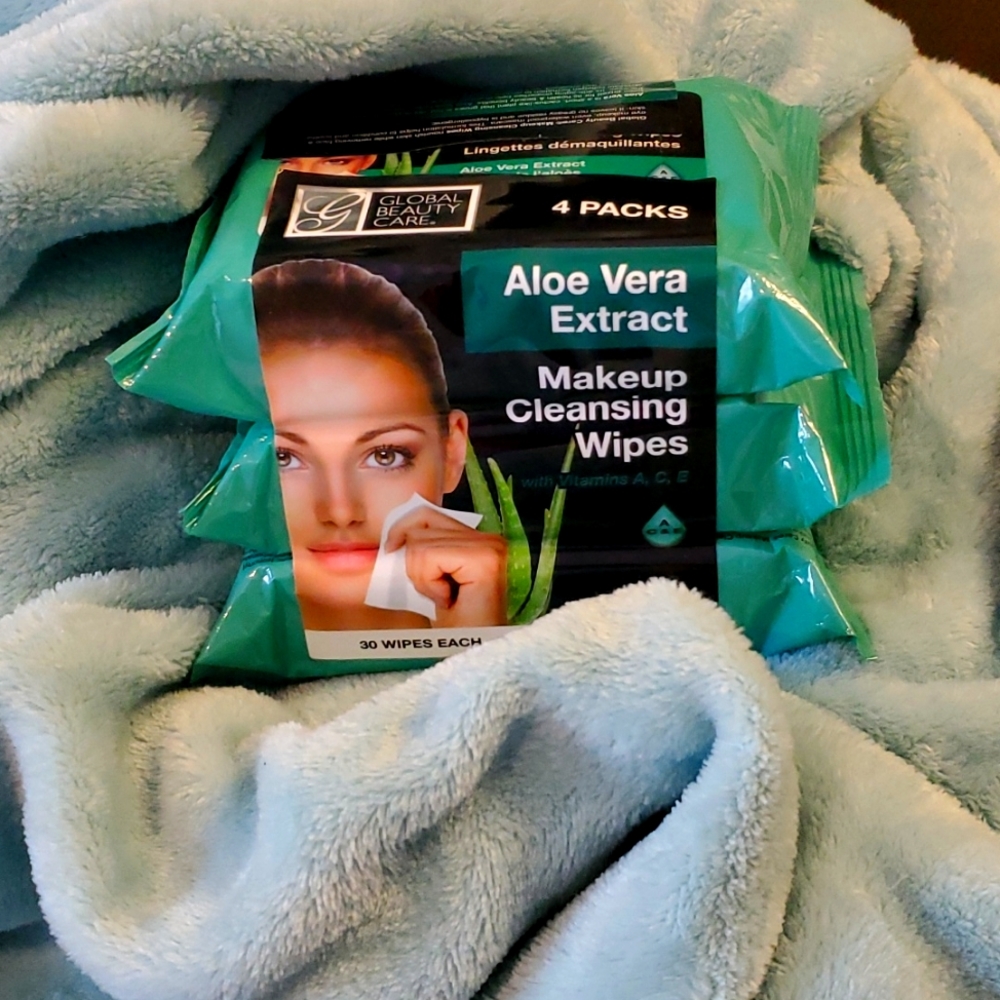 Pack of 3 Aloe Vera extract Makeup Cleansing Wipe. 30 wipers per pack.